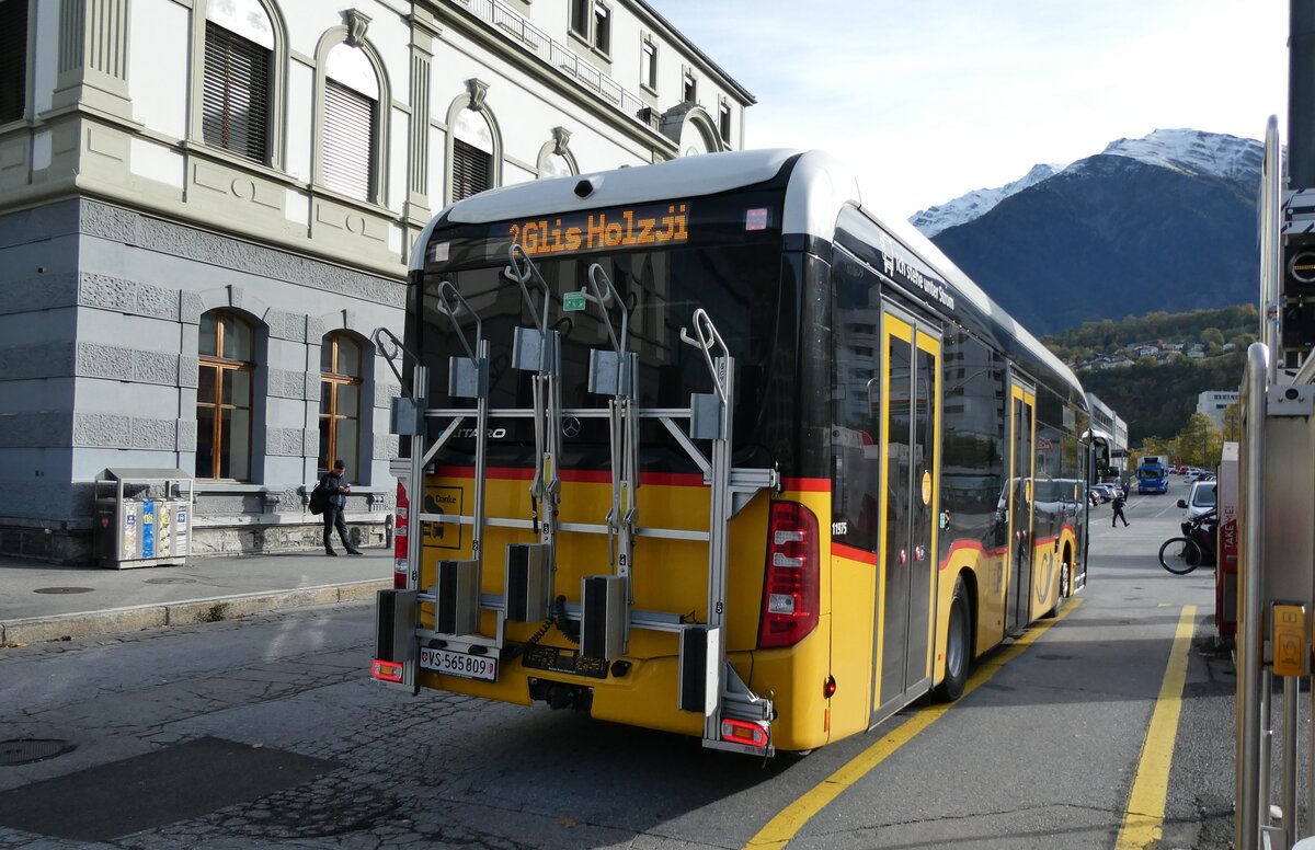 (281'697) - PostAuto Wallis - VS 565'809/PID 11'975 - eMercedes am 21. Oktober 2025 beim Bahnhof Brig