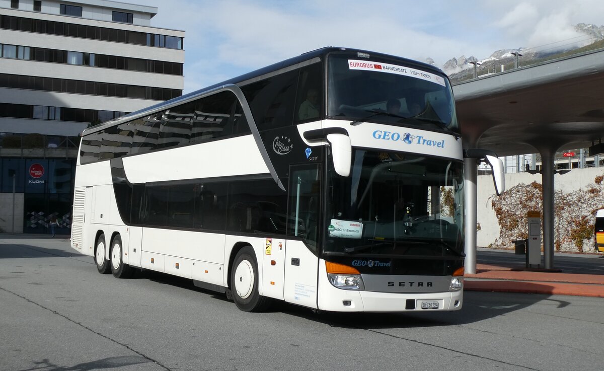 (281'711) - GEO Travel, Effretikon - ZH 730'794 - Setra am 21. Oktober 2025 beim BAhnhof Visp