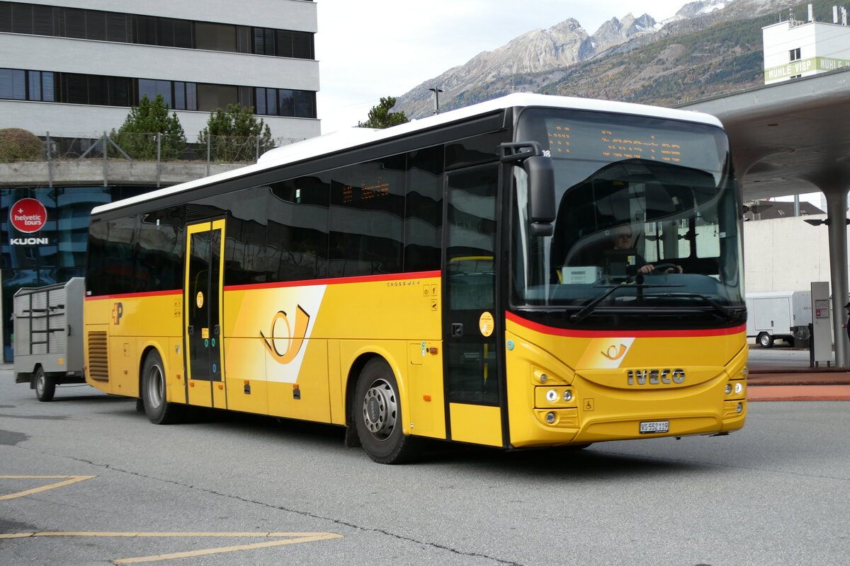 (281'740) - PostAuto Wallis - VS 552'119/PID 11'908 - Iveco am 21. Oktober 2025 am 21. Oktober 2025 beim Bahnhof Visp