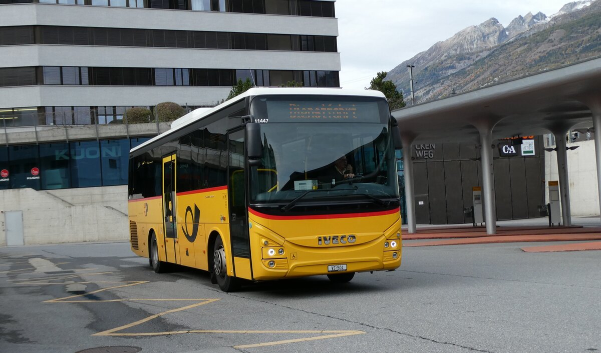 (281'741) - Autotour, Visp - VS 504/PID 11'447 - Iveco am 21. Oktober 2025 beim Bahnhof Visp
