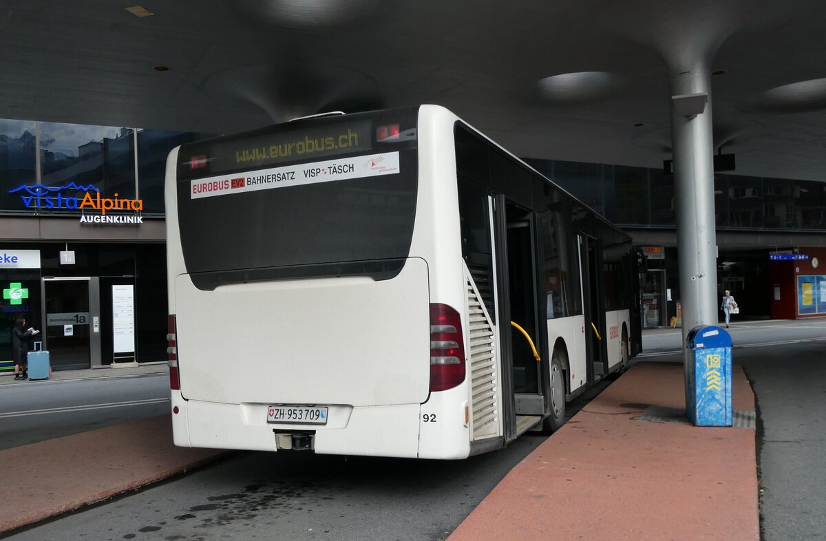 (281'745) - Welti-Furrer, Bassersdorf - Nr. 92/ZH 953'709 - Mercedes am 21. Oktober 2025 beim Bahnhof Visp