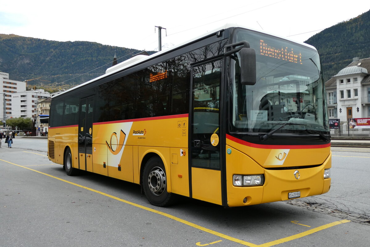 (281'753) - PostAuto Wallis - VS 415'900/PID 10'082 - Irisbus am 21. Oktober 2025 beim Bahnhof Brig