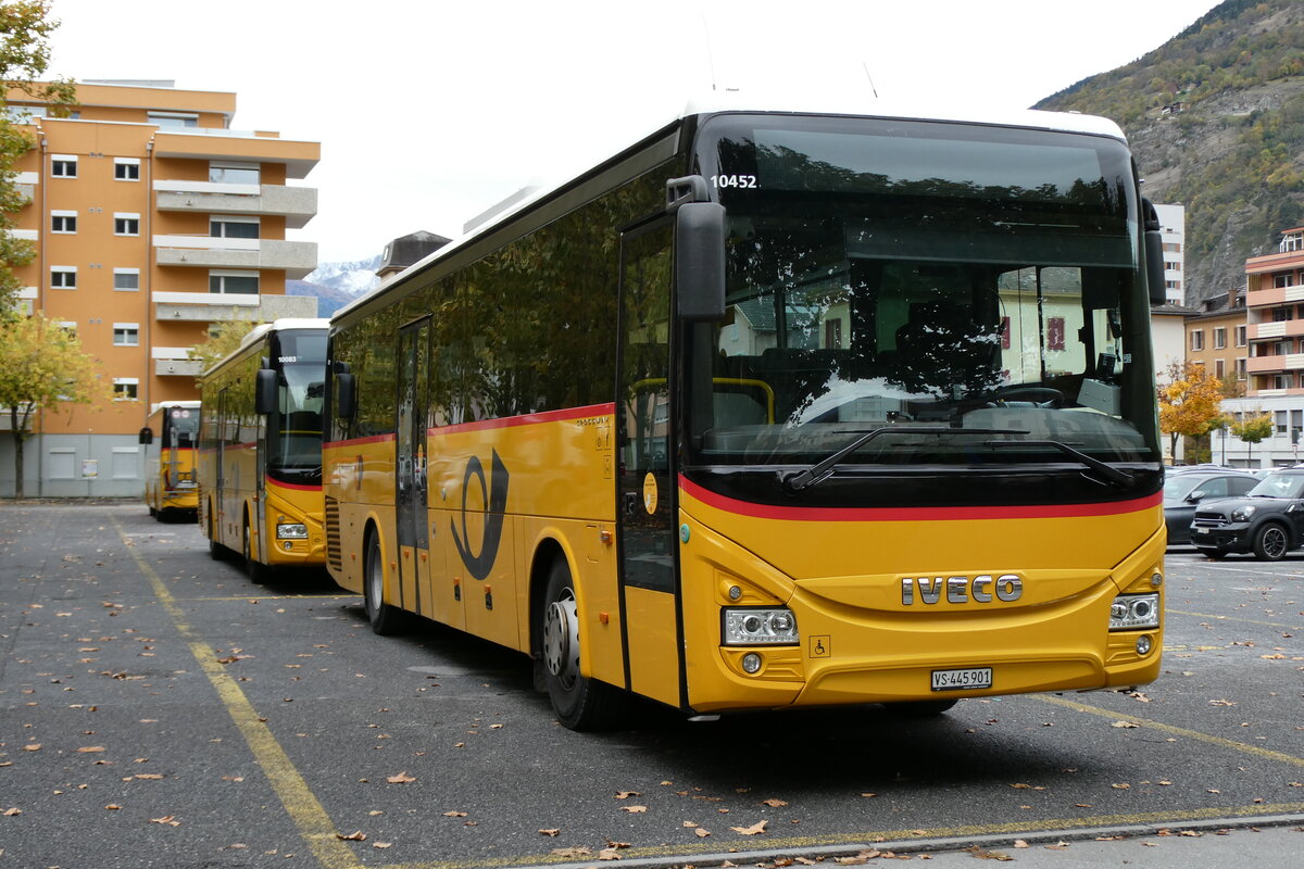 (281'758) - PostAuto Wallis - VS 445'901/PID 10'452 - Iveco am 21. Oktober 2025 in Brig, Garage
