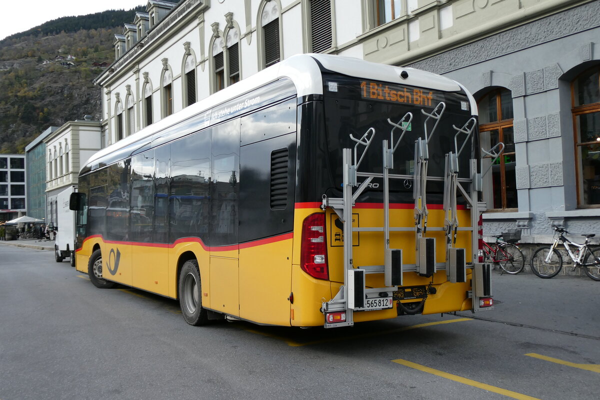 (281'781) - PostAuto Wallis - VS 565'812/PID 12'010 - eMercedes am 24. Oktober 2025 beim BAhnhof Brig