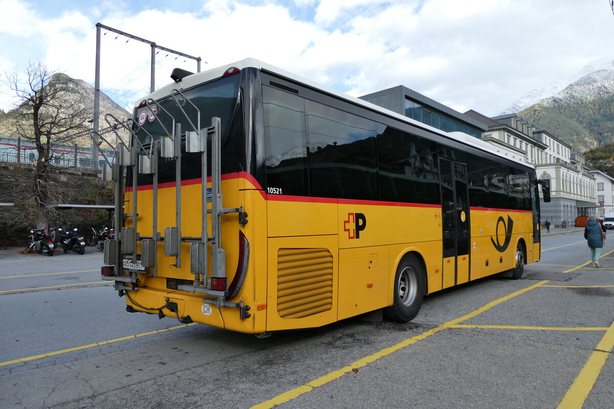 (281'783) - PostAuto Wallis - VS 445'911/PID 10'521 - Iveco am 24. Oktober 2025 beim Bahnhof Brig