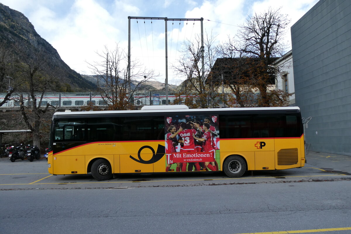 (281'786) - PostAuto Wallis - VS 407'397/PID 5722 - Irisbus am 24. Oktober 2025 beim Bahnhof Brig