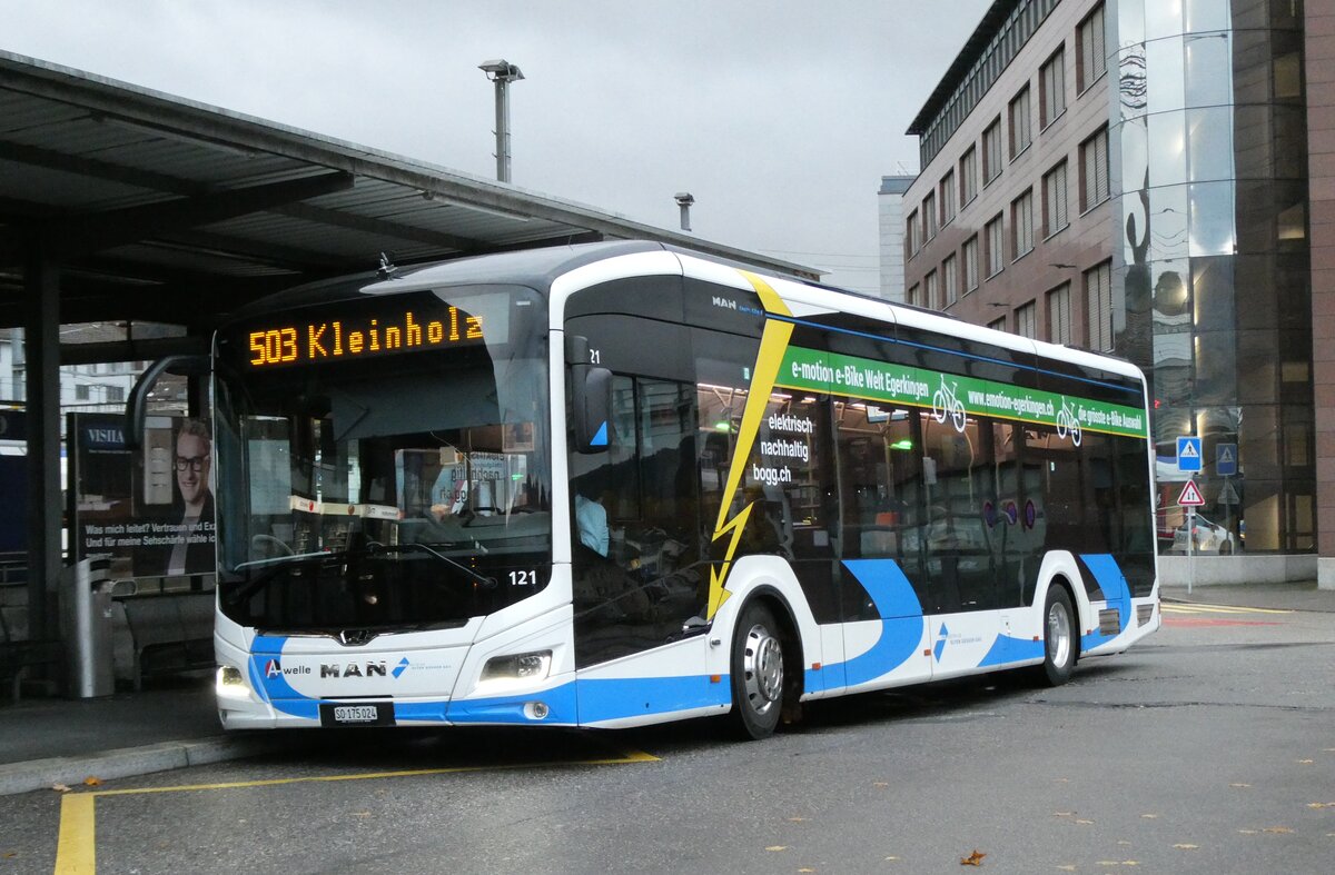 (281'793) - BOGG Wangen b.O. - Nr. 121/SO 175'024 - eMAN am 25. Oktober 2025 beim Bahnhof Olten