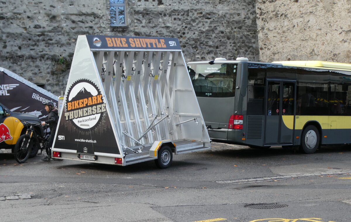 (281'838) - STI Thun - BE 686'003 - Knott Veloanh�nger am 26. Oktober 2025 in Thun, Berntorplatz