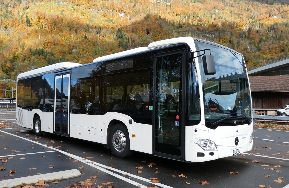(281'847) - Intertours, Domdidier - Nr. 645/FR 300'645 - Mercedes am 28. Oktober 2025 beim Bahnhof Interlaken Ost