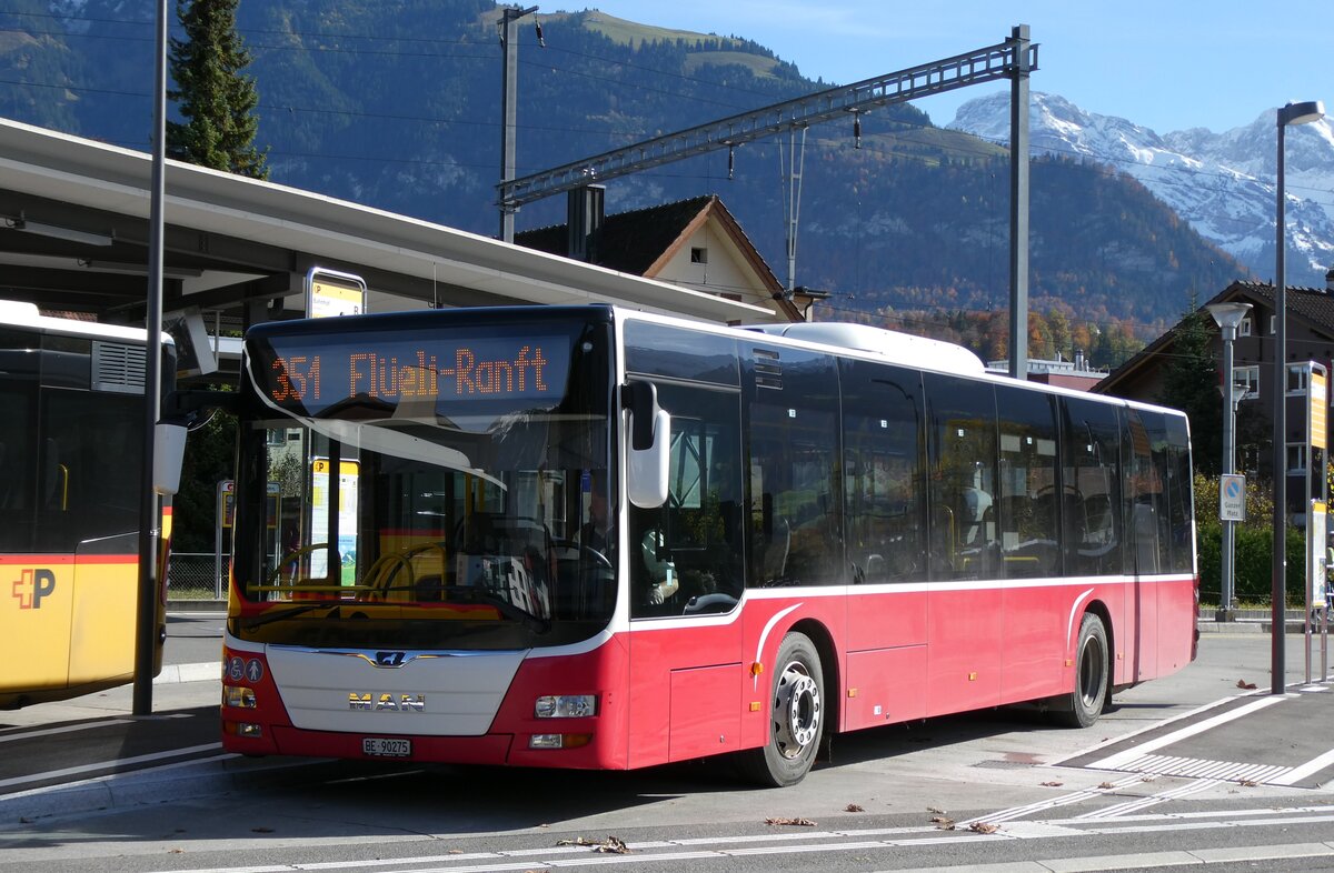 (281'868) - PostAuto Bern - BE 90'275/PID 12'337 - MAN (ex Dr. Richard, A-Wien Nr. 1413) am 28. Oktober 2025 beim Bahnhof Sarnen