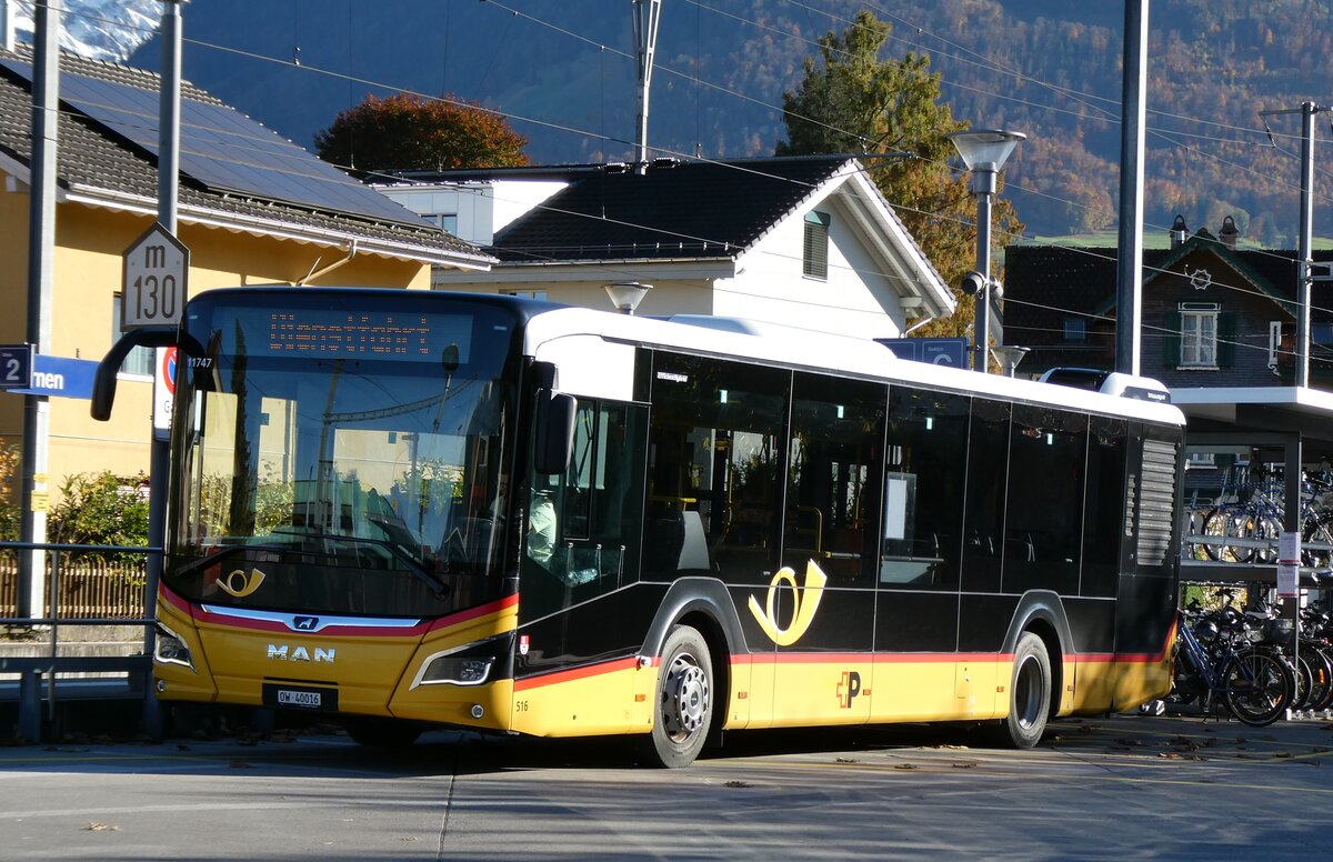 (281'879) - PostAuto Zentralschweiz - Nr. 516/OW 40'016/PID 11'747 - MAN (ex Nr. 16) am 28. Oktober 2025 beim Bahnhof Sarnen