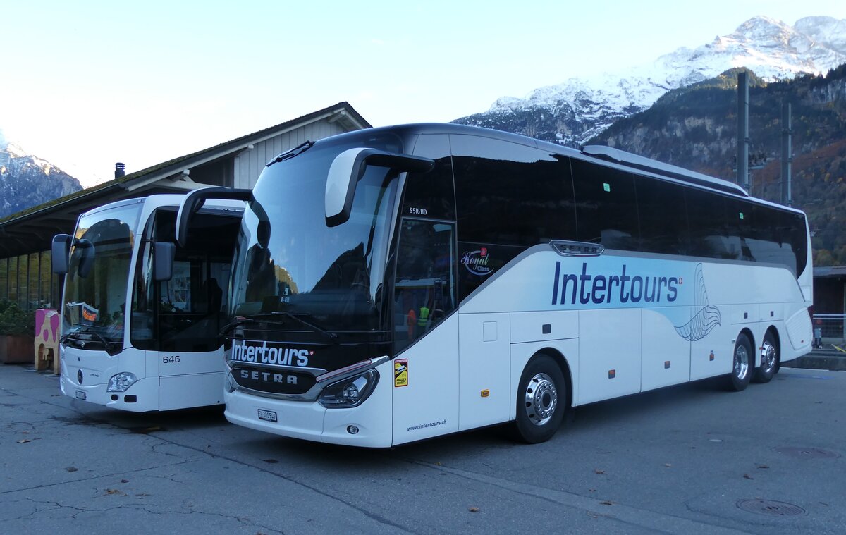(281'881) - Intertours, Domdidier - FR 300'549 - Setra am 28. Oktober 2025 beim Bahnhof Meiringen