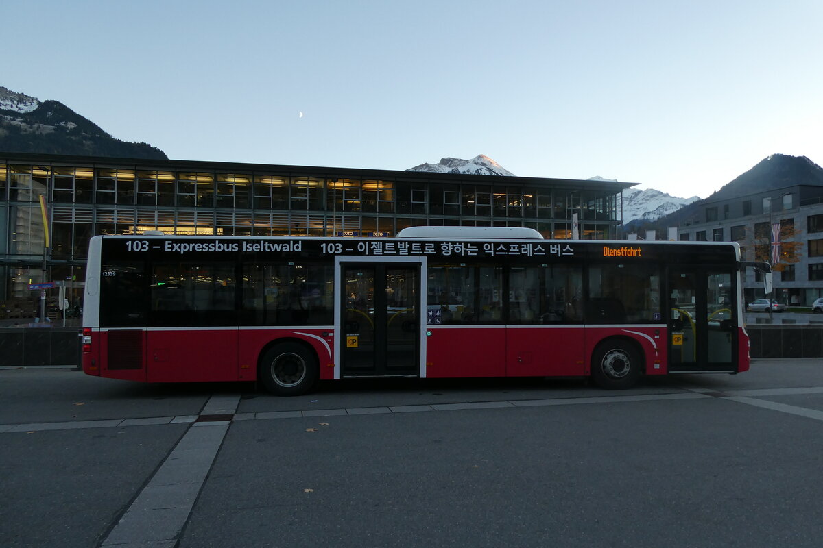 (281'883) - PostAuto Bern - BE 654'090/PID 12'339 - MAN (ex Dr. Richard, A-Wien Nr. 1419) am 28. Oktober 2025 beim Bahnhof Interlaken Ost