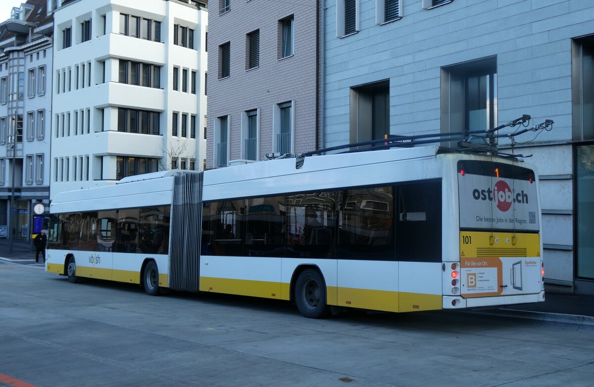(281'900) - VBSH Schaffhausen - Nr. 101 - Hess/Hess Gelenktrolleybus am 30. Oktober 2025 beim Bahnhof Schaffhausen