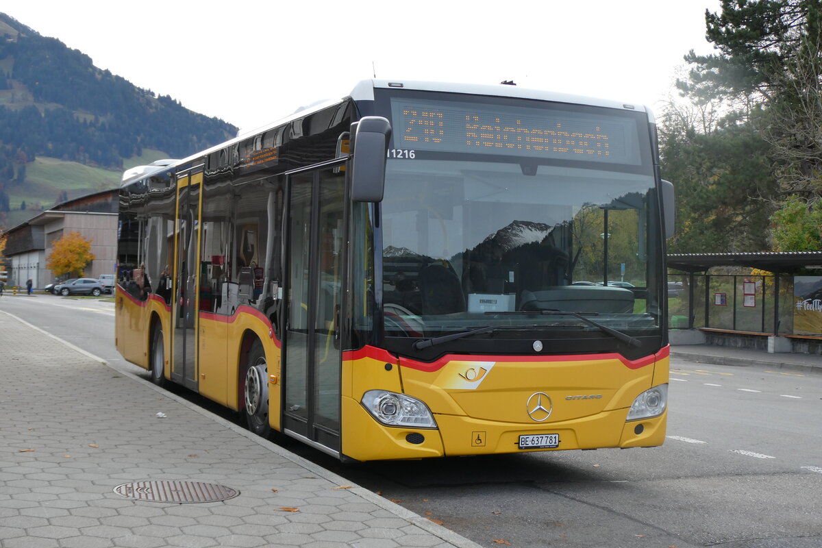 (281'931) - PostAuto Bern - BE 637'781/PID 11'216 - Mercedes am 31. Oktober 2025 beim Bahnhof Frutigen