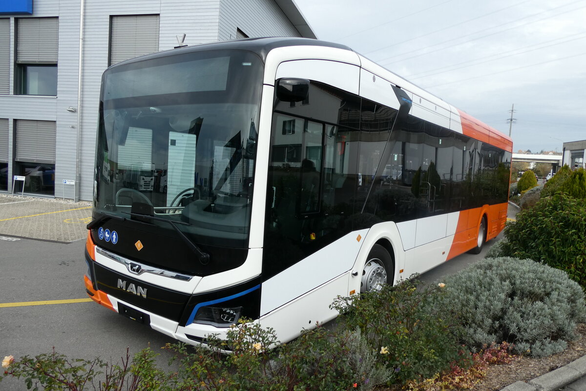 (282'010) - Gen�ve-Tours, Gen�ve - eMAN am 1. November 2025 in Kerzers, Interbus