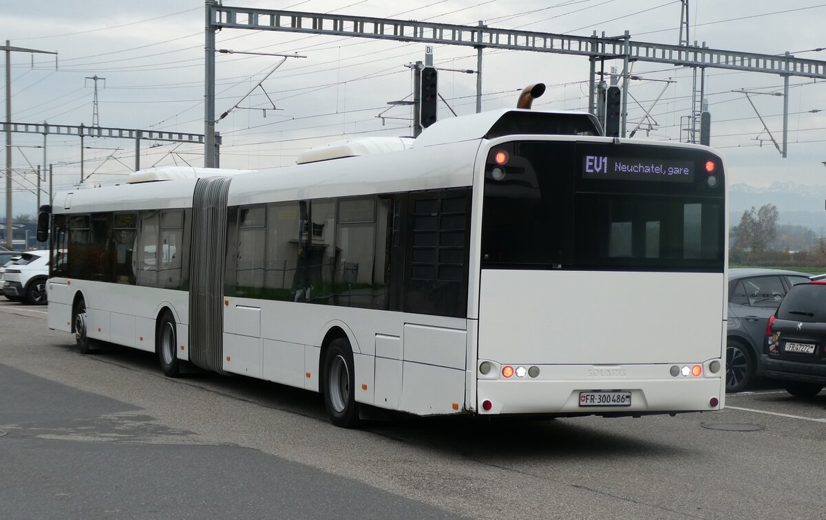 (282'022) - Intertours, Domdidier - Nr. 486/FR 300'486 - Solaris (ex AAGR Rothenburg Nr. 9) am 1. November 2025 beim Bahnhof Ins