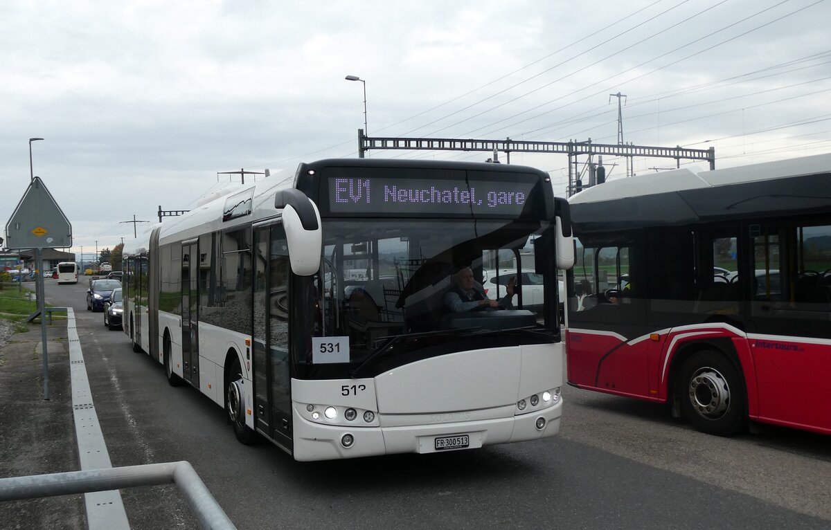(282'047) - Intertours, Domdidier - Nr. 513/FR 300'513 - Solaris (ex AAGR Rothenburg Nr. 13) am 1. November 2025 beim Bahnhof Ins