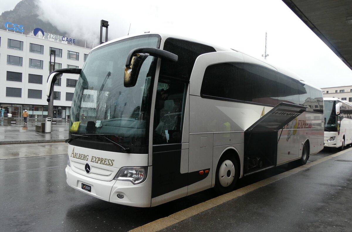 (282'056) - Aus Liechtenstein: Arlberg Express, Schaanwald - FL 26'069 - Mercedes am 2. November 2025 beim Bahnhof Sargans