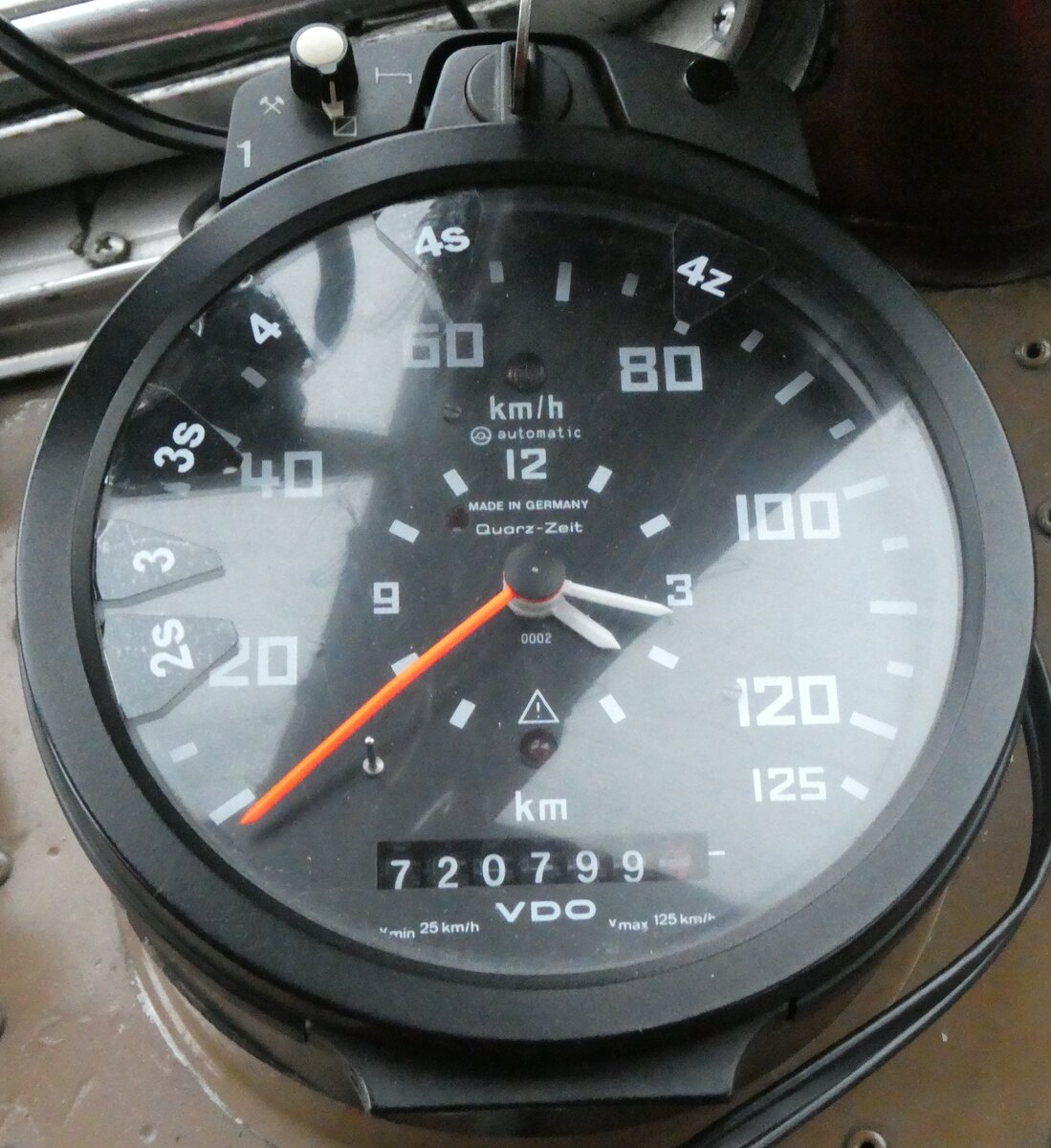 (282'063) - Biegger, Ziegelbr�cke - Nr. 2/GL 1393 - Saurer/Lauber (ex T�l�verbier, Verbier Nr. 2; ex Werkbus; ex Rey, Ayent) am 2. November 2025 in Elm, Hotel Sonne (Detailaufnahme - 720'799 Kilometer)