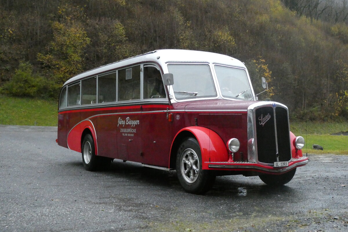 (282'064) - Biegger, Ziegelbr�cke - Nr. 2/GL 1393 - Saurer/Lauber (ex T�l�verbier, Verbier Nr. 2; ex Werkbus; ex Rey, Ayent) am 2. November 2025 in Elm, Hotel Sonne