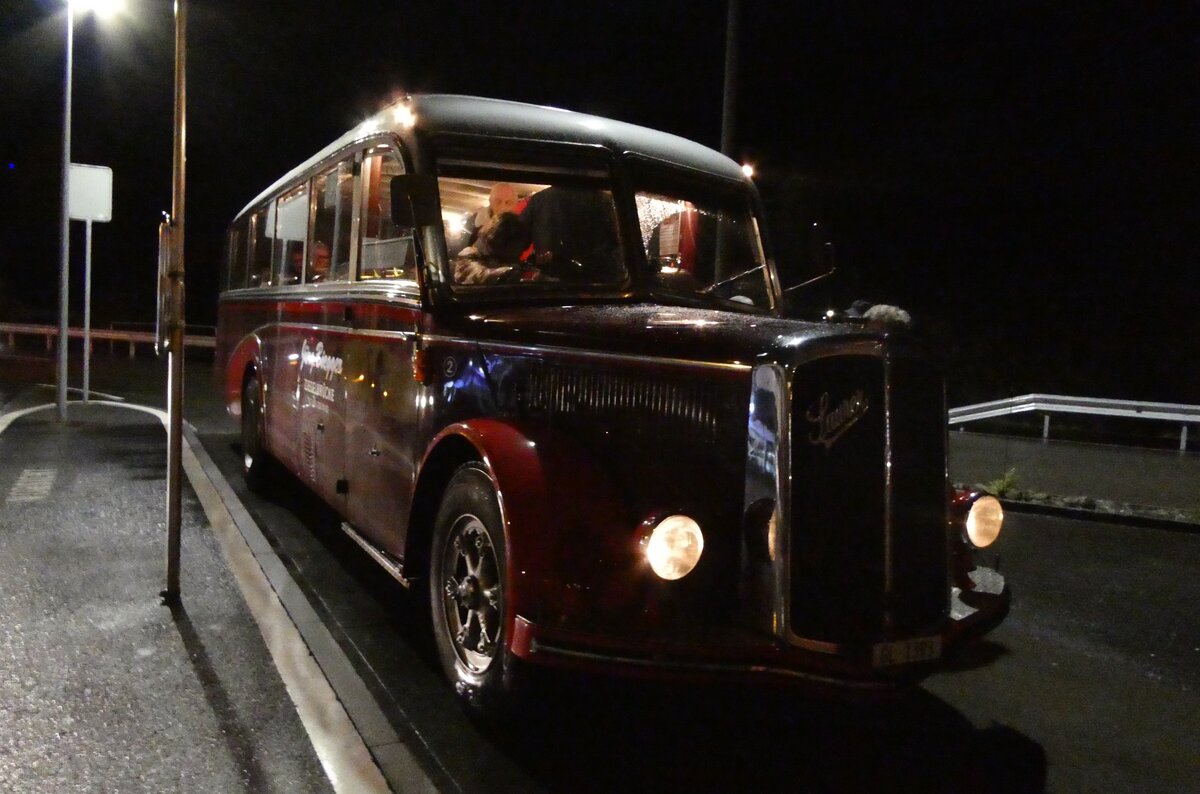 (282'066) - Biegger, Ziegelbr�cke - Nr. 2/GL 1393 - Saurer/Lauber (ex T�l�verbier, Verbier Nr. 2; ex Werkbus; ex Rey, Ayent) am 2. November 2025 beim Bahnhof Ziegelbr�cke