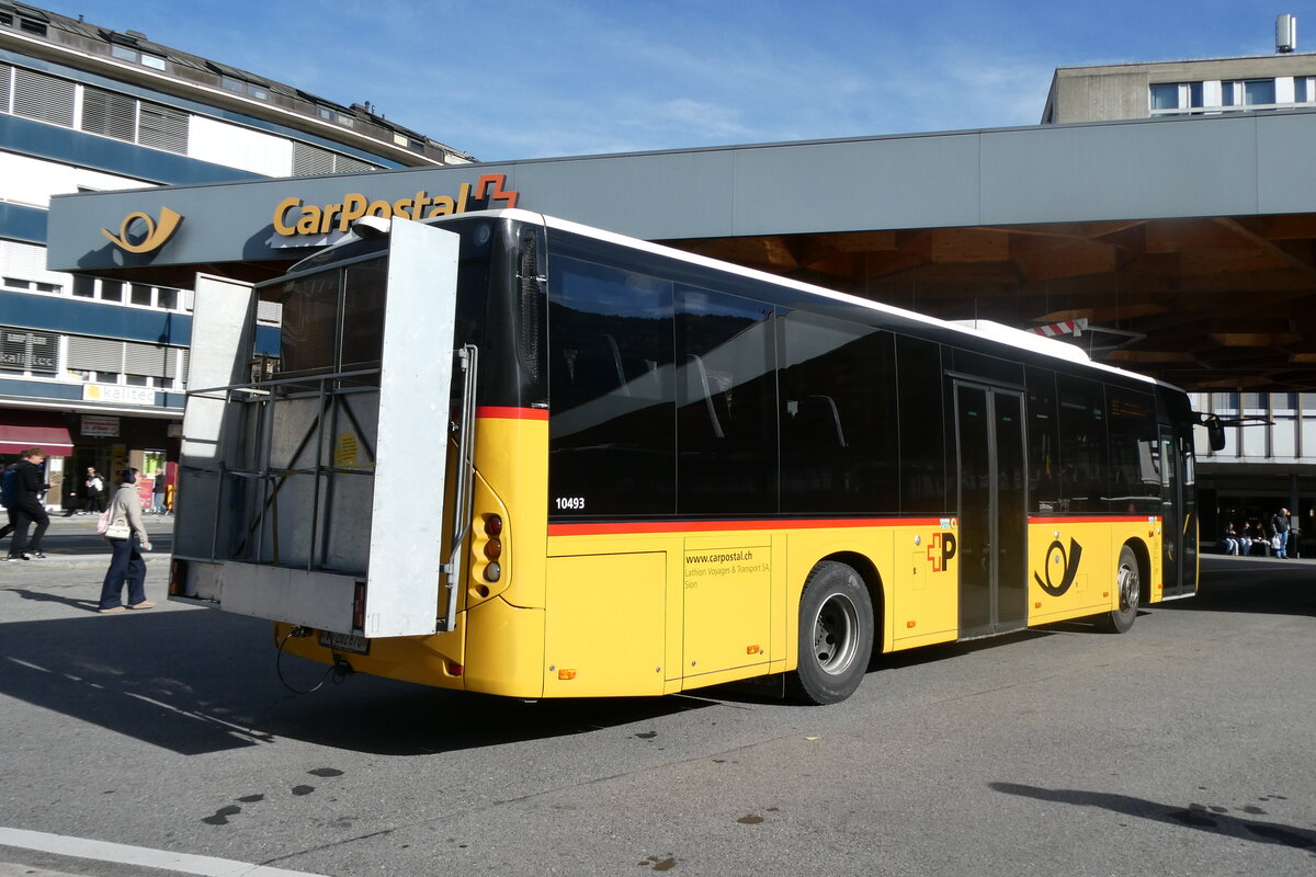 (282'090) - Lathion, Sion - Nr. 15/VS 202'870/PID 10'493 - Volvo am 6. November 2025 beim Bahnhof Sion