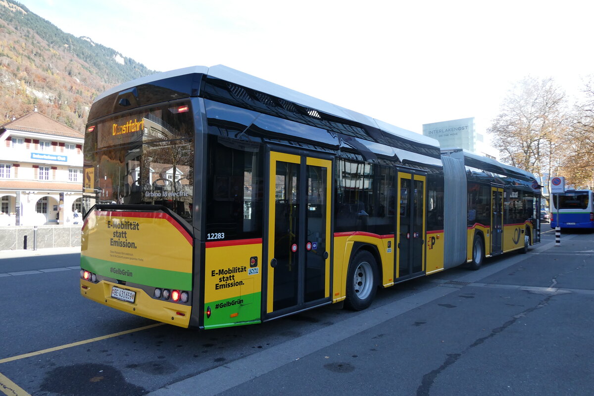 (282'110) - PostAuto Bern - BE 431'659/PID 12'283 - eSolaris am 7. November 2025 beim Bahnhof Interlaken Ost
