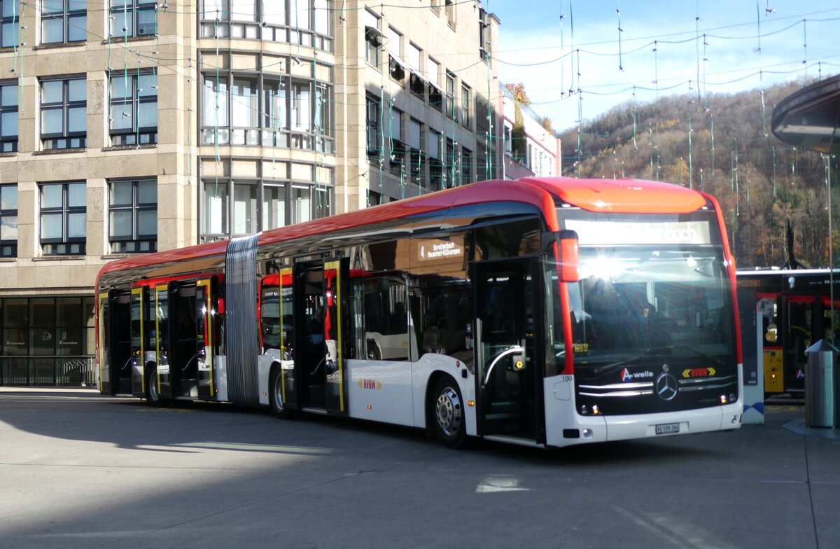 (282'335) - RVBW Wettingen - Nr. 100/AG 599'366 - eMercedes am 11. November 2025 beim Bahnhof Baden