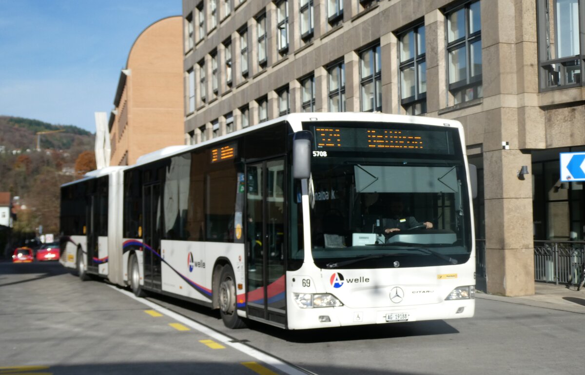 (282'339) - Steffen, Remetschwil - Nr. 69/AG 19'188/PID 5708 - Mercedes am 11. November 2025 beim Bahnhof Baden