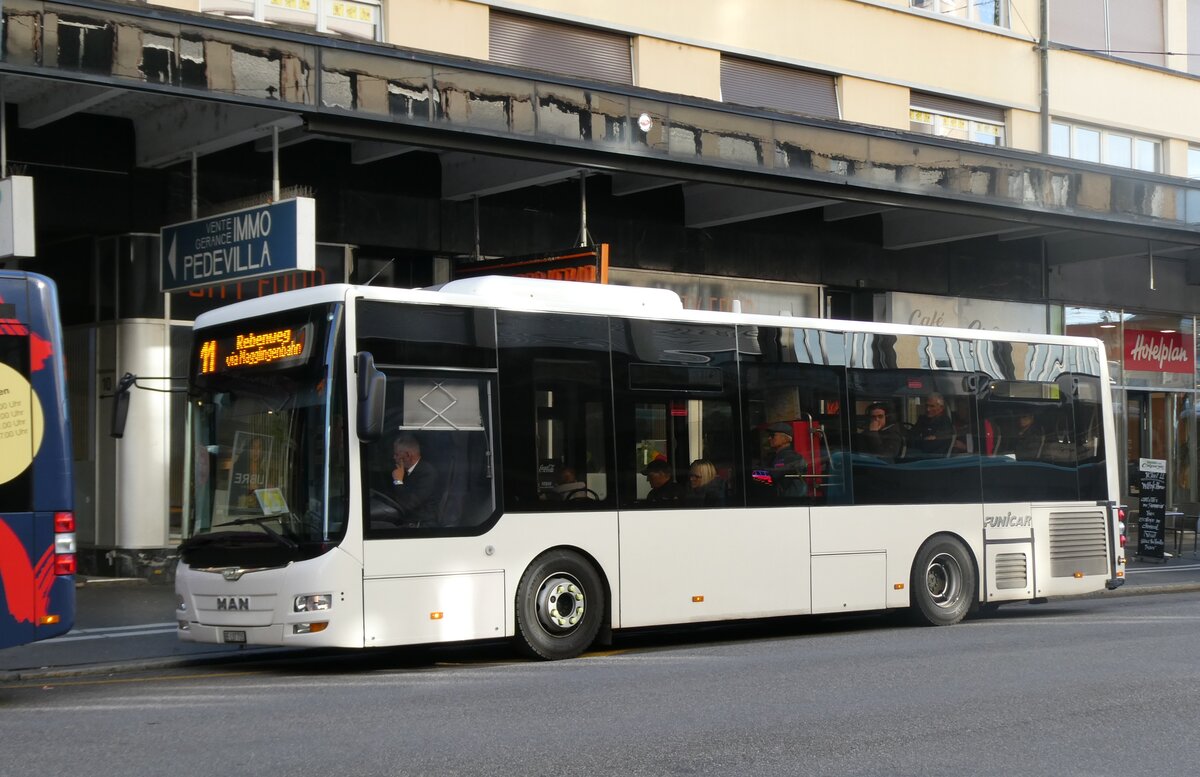(282'343) - Funi-Car, Biel - Nr. 5/BE 137'705  MAN/Caetano am 13. November 2025 beim Bahnhof Biel