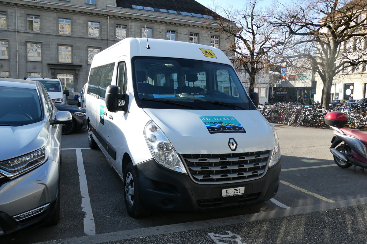 (282'345) - HandiCab Seeland, Nidau - BE 571 - Renault am 13. November 2025 beim Bahnhof Biel