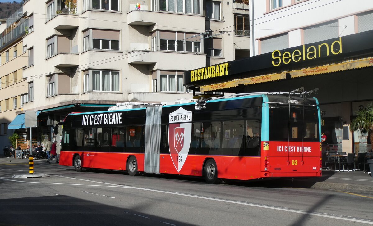 (282'347) - VB Biel - Nr. 95 - Hess/Hess Gelenktrolleybus am 13. November 2025 beim Bahnhof Biel