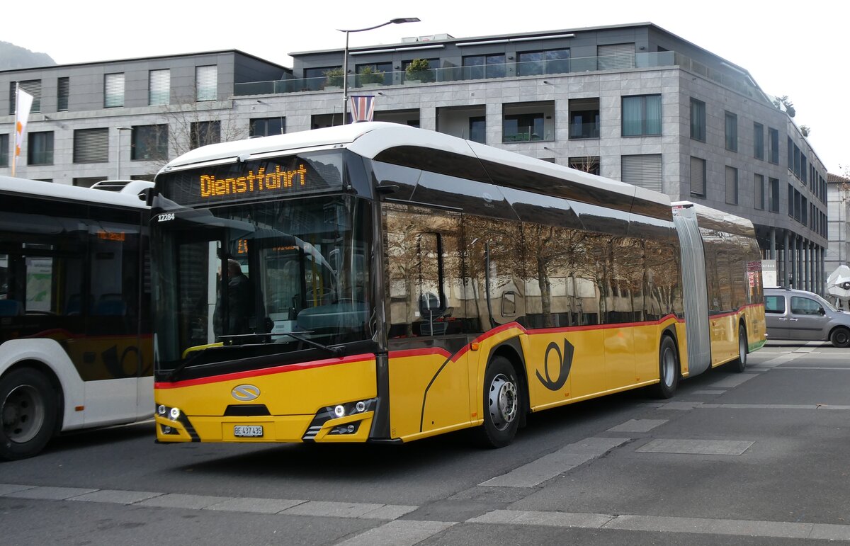 (282'387) - PostAuto Bern - BE 437'435/PID 12'284 - eSolaris am 14. November 2025 beim Bahnhof Interlaken Ost