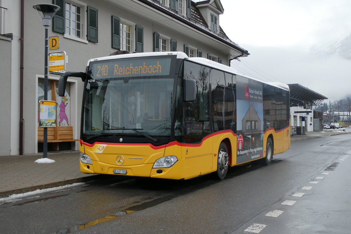 (282'578) - PostAuto Bern - BE 637'781/PID 11'216 - Mercedes am 24. November 2025 beim Bahnhof Frutigen