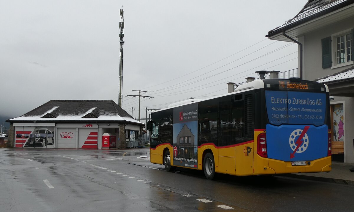 (282'580) - PostAuto Bern - BE 637'781/PID 11'216 - Mercedes am 24. November 2025 beim Bahnhof Frutigen