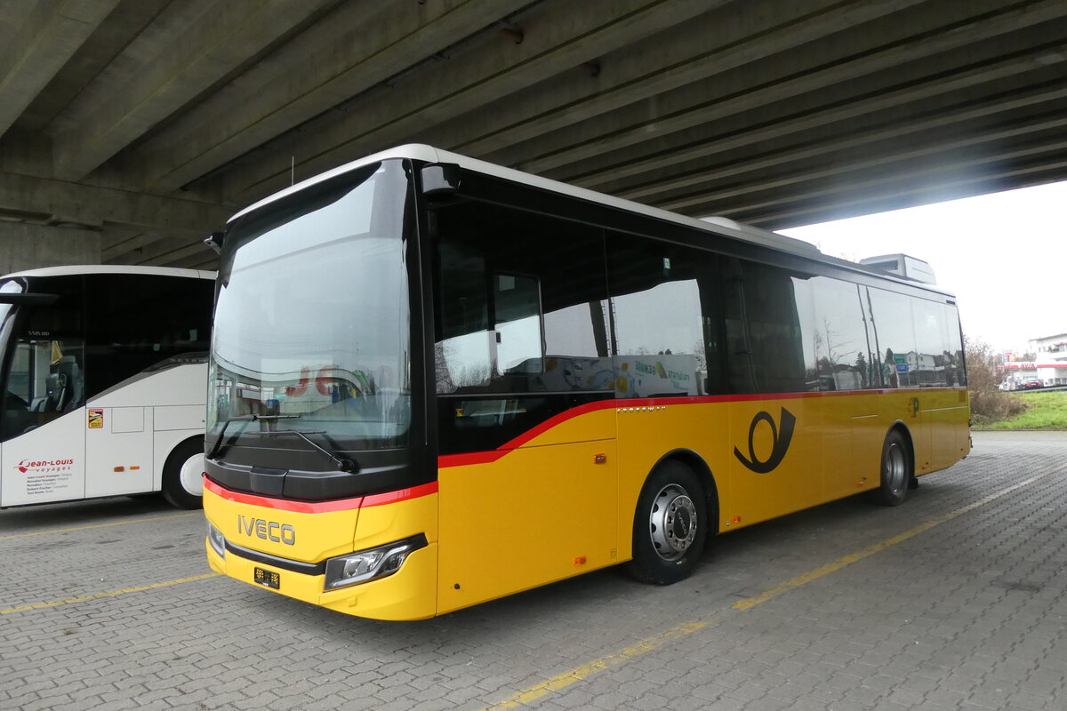 (282'831) - PostAuto Graub�nden - PID 12'378 - Iveco am 6. Dezember 2025 in Kerzers, Murtenstrasse