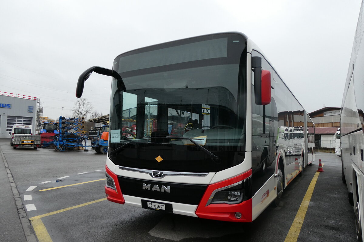 (282'848) - AAGS Schwyz - Nr. 37/SZ 61'637 - MAN am 6. Dezember 2025 in Kerzers, Interbus