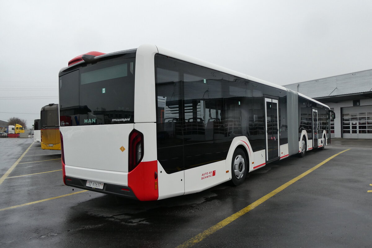 (282'850) - AAGS Schwyz - Nr. 37/SZ 61'637 - MAN am 6. Dezember 2025 in Kerzers, Interbus