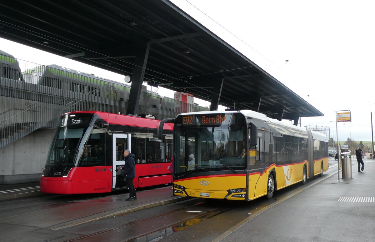 (282'870) - PostAuto Bern - Nr. 11'151/BE 818'686/PID 11'151 - Solaris (ex Nr. 686) am 6. Dezember 2025 beim Bahnhof Bern Br�nnen Westside