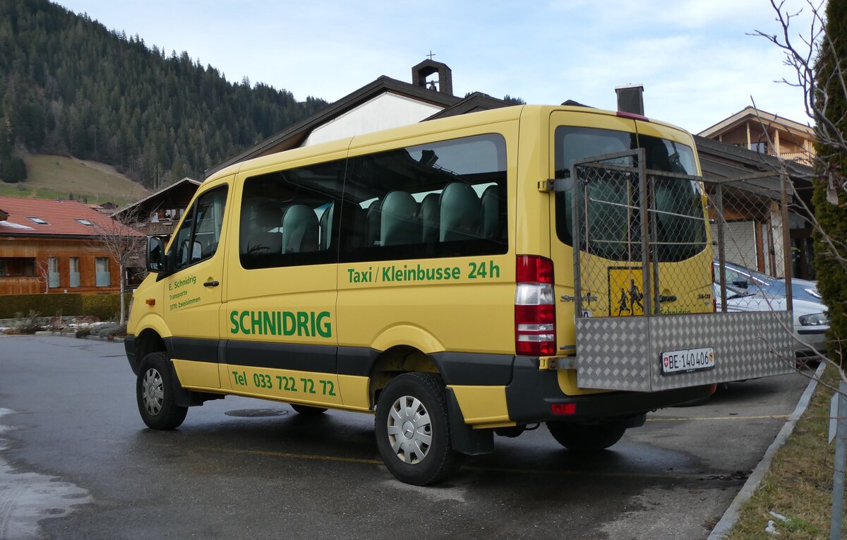 (283'210) - Schnidrig, Zweisimmen - BE 140'406 - Mercedes am 15. Dezember 2025 beim Bahnhof Zweisimmen