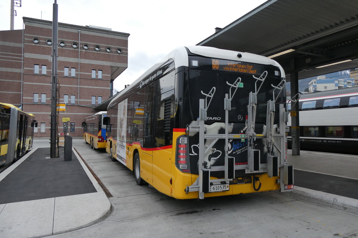 (283'219) - PostAuto Bern - BE 610'535/PID 12'124 - eMercedes am 16. Dezember 2025 beim Bahnhof Spiez
