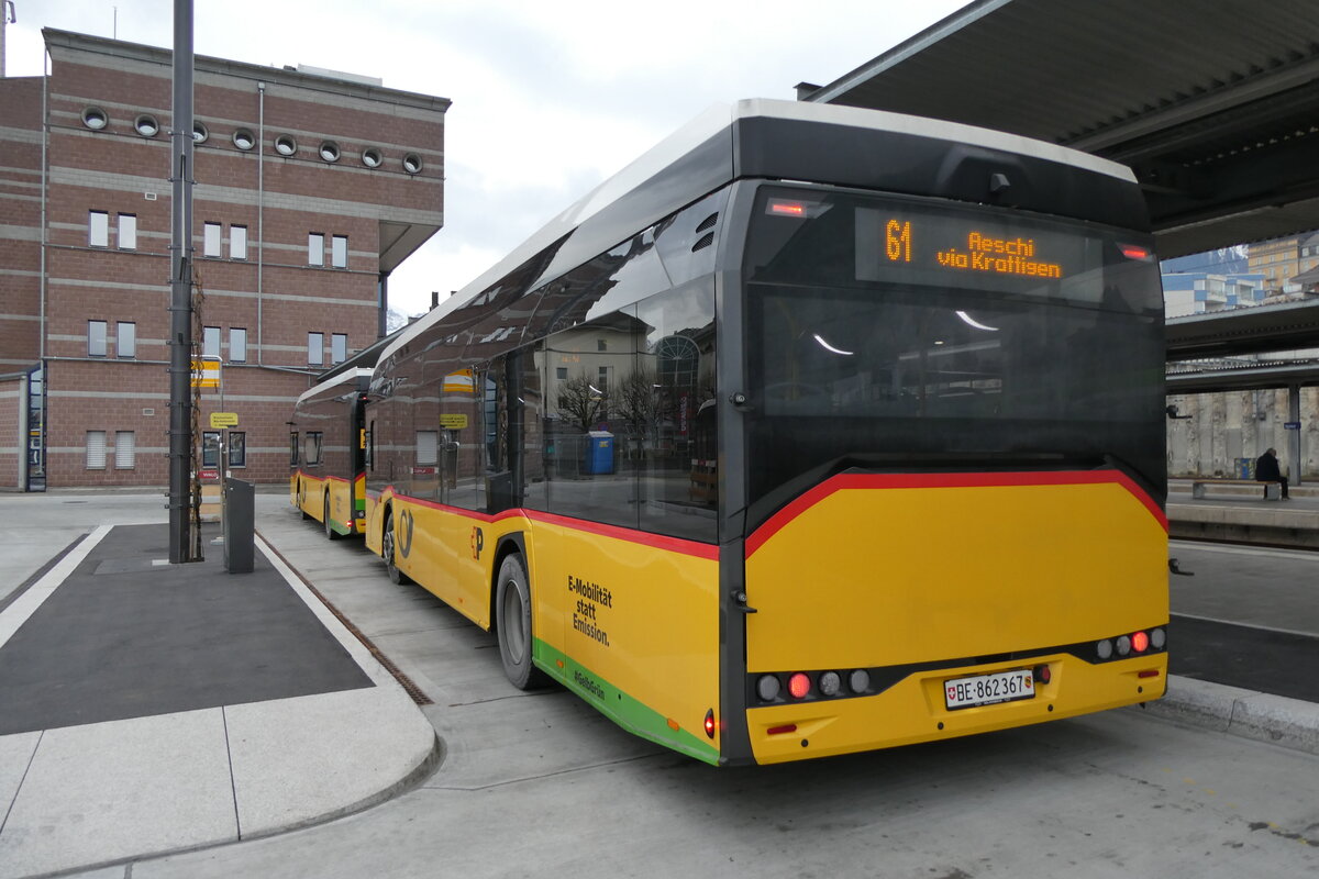 (283'234) - PostAuto Bern - BE 862'367/PID 12'281 - eSolaris am 16. Dezember 2025 beim Bahnhof Spiez