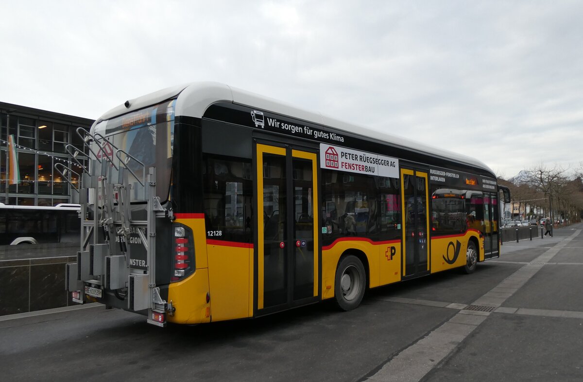 (283'268) - PostAuto Bern - BE 610'539/PID 12'128 - eMercedes am 19. Dezember 2025 beim Bahnhof Interlaken Ost