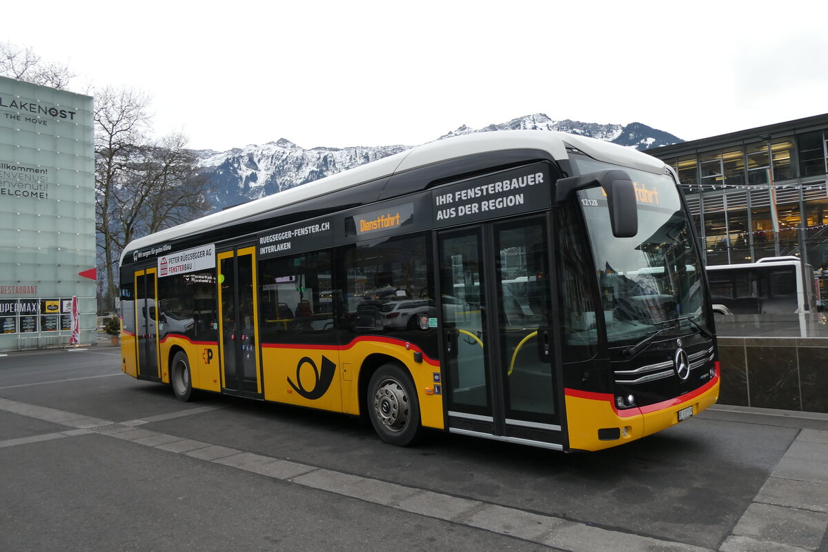 (283'269) - PostAuto Bern - BE 610'539/PID 12'128 - eMercedes am 19. Dezember 2025 beim Bahnhof Interlaken Ost