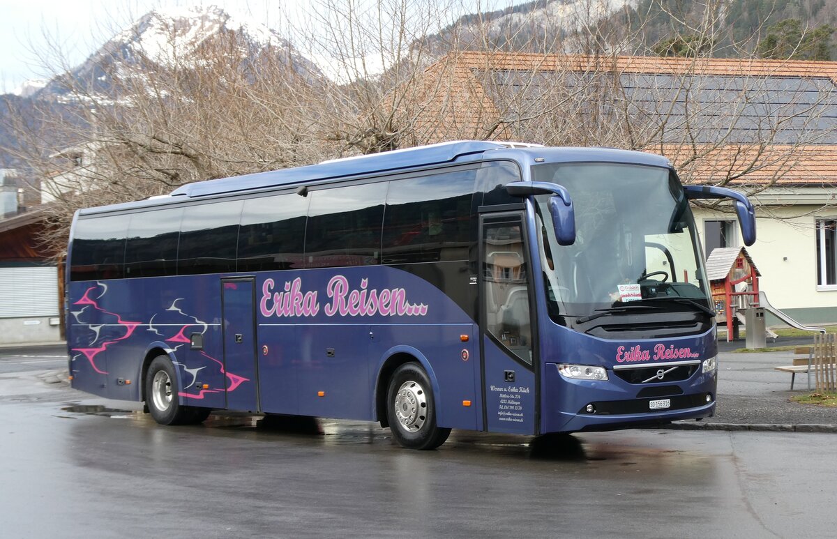 (283'282) - Erika-Reisen, Meltingen - SO 156'916 - Volvo am 19. Dezember 2025 beim Bahnhof Meiringen