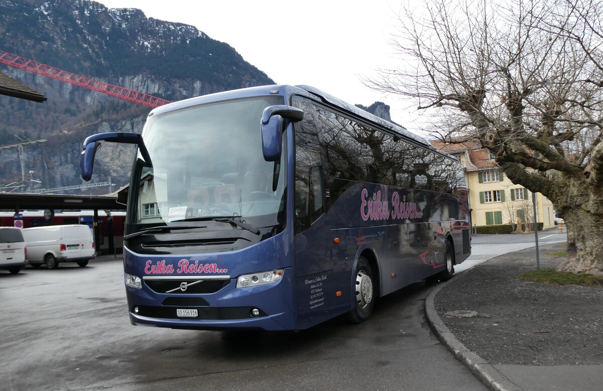 (283'284) - Erika-Reisen, Meltingen - SO 156'916 - Volvo am 19. Dezember 2025 beim Bahnhof Meiringen
