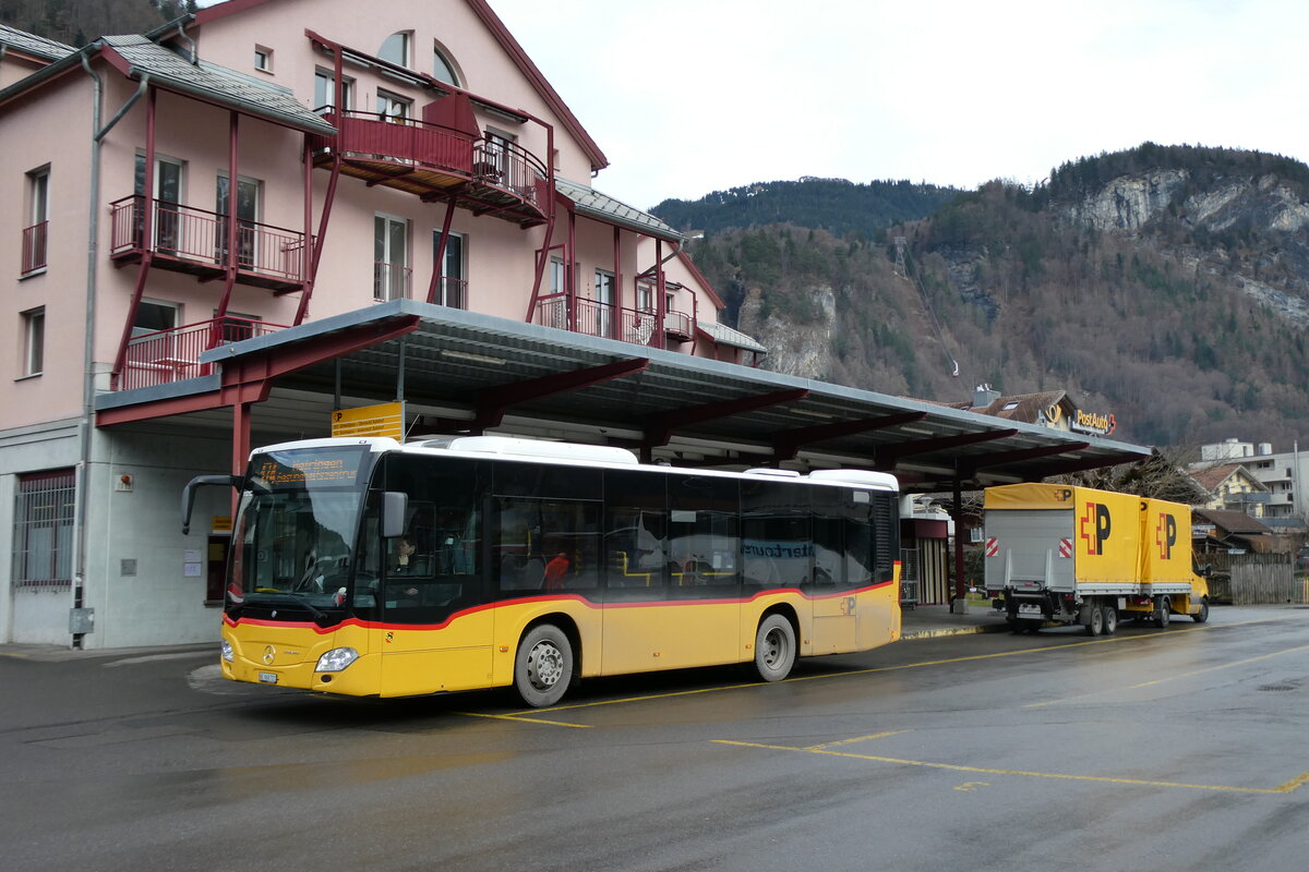(283'291) - Fl�ck, Brienz - Nr. 21/BE 868'721/PID 11'212 - Mercedes am 19. Dezember 2025 in Meiringen, Postautostation