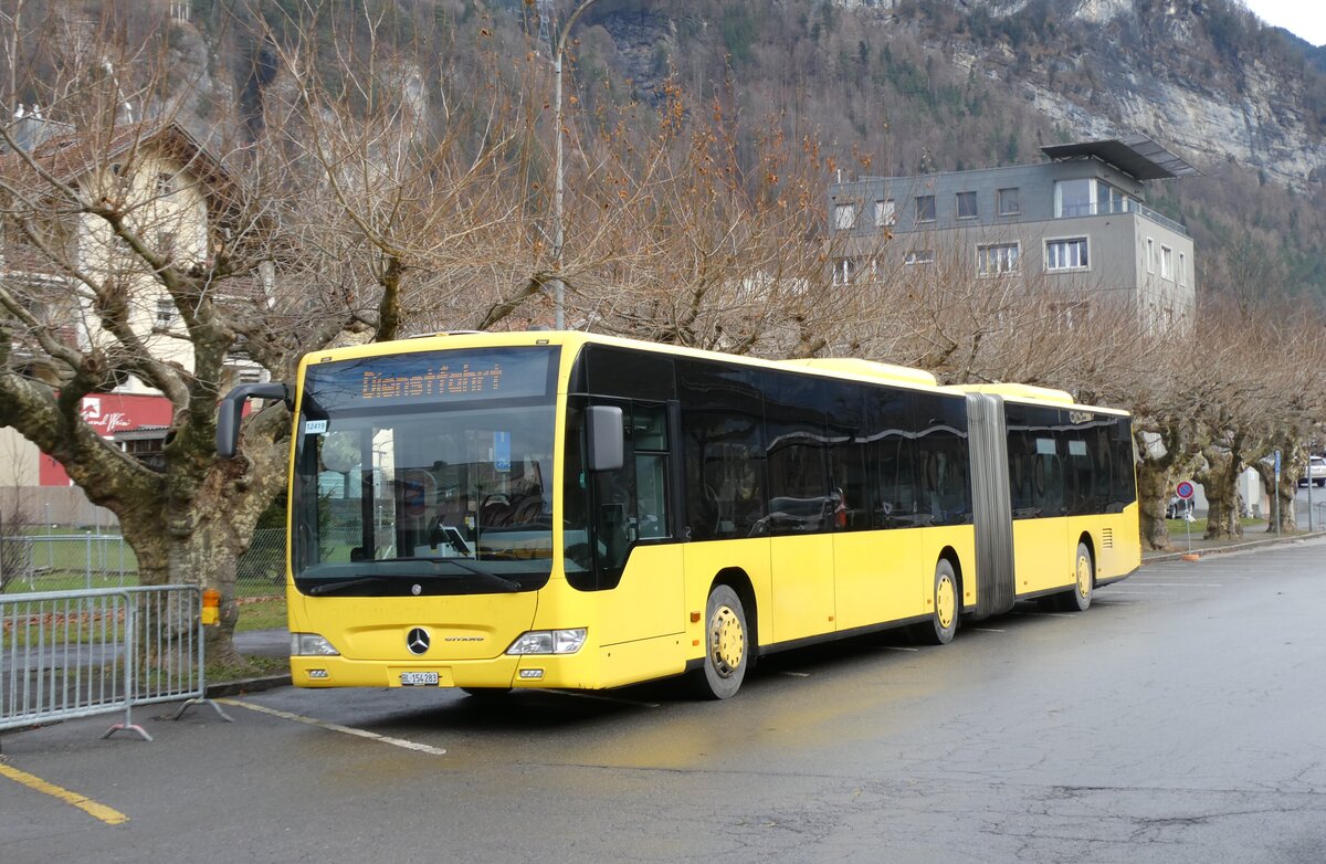 (283'293) - PostAuto Nordschweiz - BL 154'283/PID 12'419 - Mercedes (ex AAGL Liestal Nr. 98) am 19. Dezember 2025 beim Bahnhof Meiringen