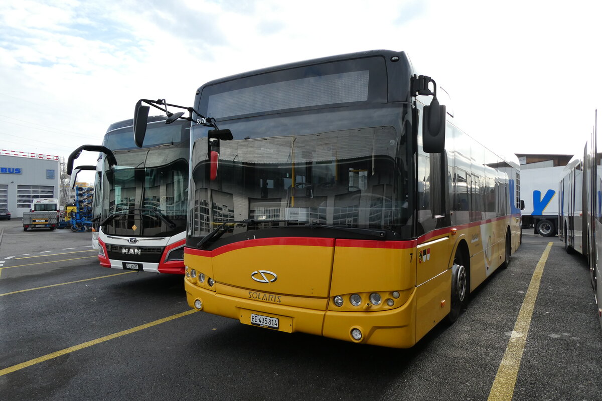 (283'337)( - PostAuto Bern - Nr. 7/BE 435'814/PID 5576 - Solaris (ex Lengacher, Wichtrach Nr. 4) am 20. Dezember 2025 in Kerzers, Interbus